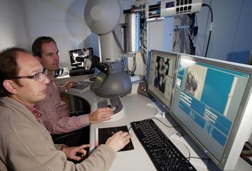 An einem neuen Transmissionselektronenmikroskop arbeiten die Mineralogen Prof. Dr. Falko Langenhorst
Quelle: Foto: Jan-Peter Kasper/FSU (idw)