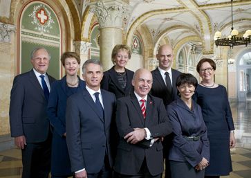 Offizielles Foto des Bundesrates 2013 (v. l. n. r.):Johann Schneider-AmmannSimonetta SommarugaDidier Burkhalter (Vizepräsident 2013)Eveline Widmer-SchlumpfUeli Maurer (Bundespräsident 2013)Alain BersetDoris LeuthardCorina Casanova (Bundeskanzlerin)