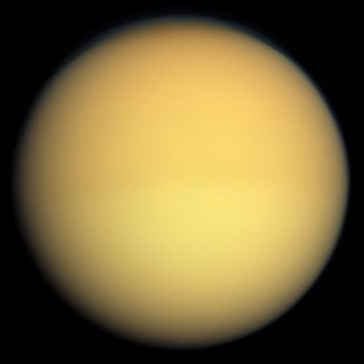 Titan im sichtbaren Licht, aufgenommen aus einer Entfernung von 174.000 Kilometern (Raumsonde Cassini, 2009)