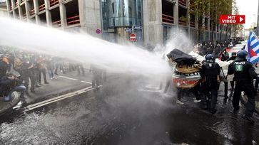 Ein Wasserwerfer wurde gegen friedliche Demonstranten in Frankrut eingesetzt.
