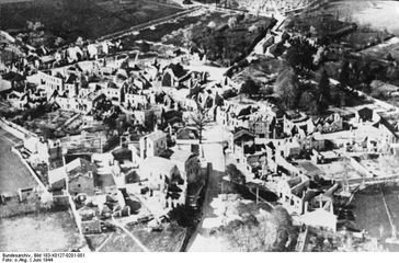 Luftaufnahme des zerstörten Ortes, Juni 1944