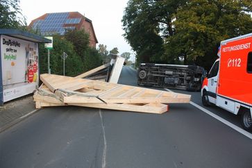 Die Holzgiebel landeten in der Bushaltestelle und die Fahrzeuge blockierten die Ortsdurchfahrt