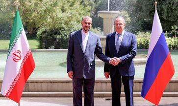 Irans Außenminister Hossein Amir-Abdollahian empfängt seinen russischen Amtskollegen Sergei Lawrow (r.) am 23. Juni 2022 im Hauptquartier des Außenministeriums in der iranischen Hauptstadt Teheran.