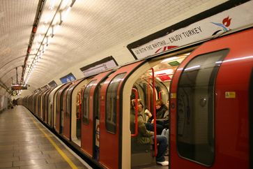 Zug des Typs Tube Stock 1992 auf der Central Line