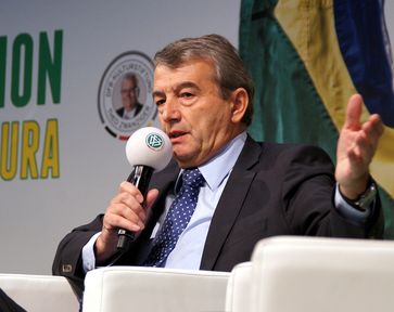 Wolfgang Niersbach auf der Frankfurter Buchmesse 2013 während einer Podiumsdiskussion über die Biografie „Trautmanns Weg“.