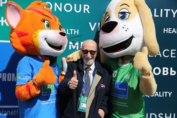Bill Asprey attending the Football for Friendship events with mascots he designed - Freddy the dog and Freida the cat. Bild: "obs/FOOTBALL FOR FRIENDSHIP/Football for Friendship"