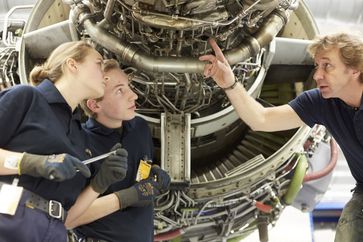 Lufthansa Technik Azubis 2018 / 158 neue Auszubildende gehen bei der Lufthansa Technik Gruppe an den Start / Bild: "obs/Lufthansa Technik AG/Gregor Schlaeger"