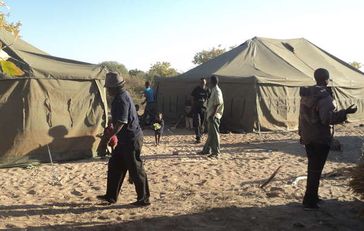 Regierungsvertreter und Polizei haben in Ranyane ein Lager aufgeschlagen, um lokale Anwohner zur Umsiedlung zur drängen.  Bild: FPK