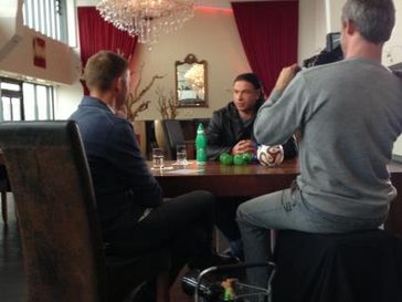 Tim Wiese im Gespräch mit Sky Reporter Jens Westen. Bild: "obs/Sky Deutschland"