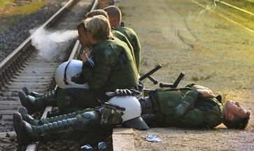 Erschöpfte Polizisten beim G20 Einsatz. (Symbolbild)