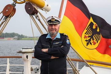 Ein Portrait von Kapitän zur See Nils Brandt an Bord der „Gorch Fock“ Bild: Leon Rodewald