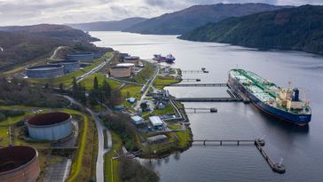 Symbolfoto: Ein Tanker ist an einem Terminal in der Meeresbucht Loch Long an der Westküste Schottlands zu sehen. Bild: Legion-media.ru / Iain Masterton