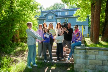 Jonas Seeger, Produzentin Maleen Haug, Redakteurin Nicole Schneider (mdr), Sonia Kantati, Produzentin Josepha Herbst, Redakteurin Corinna Schier (KiKA), Elea Maria Edelmann, Kameramann Gunnar Sell und Regisseurin Alkmini Boura (v.l.n.r.) (2025) Bild: mdr/ SaxoniaMedia/ Lena Müller Fotograf: mdr/ SaxoniaMedia/ Lena Müller