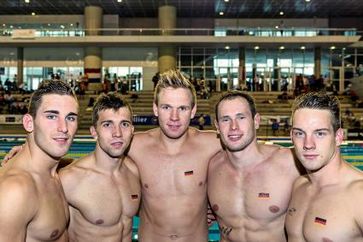 Weltmeister: Marcel Hassemeier, Christian Ertel, Kai-Uwe Schirmer, Danny Wieck und Adrian Flügel (v.l.). Bild: "obs/DLRG - Deutsche Lebens-Rettungs-Gesellschaft/Sascha Walther"