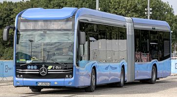 Ein Mercedes-Benz eCitaro G auf der IAA 2021 in München als Shuttle-Bus