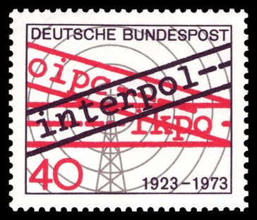 Briefmarke: 50 Jahre Interpol, Briefmarke von 1973 (Entwurf: Karl Oskar Blase).