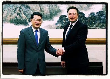 Qin Gang  und Elon Musk (re) (2023)