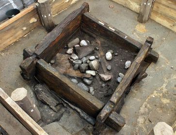 Der 7000 Jahre alte Brunnen von Altscherbitz bei Leipzig während der Ausgrabung.
Quelle: Quelle: Quelle Sächsisches Landesamt für Archäologie, Dresden (idw)