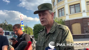 Eduard Bassurin, hier noch in seiner Funktion als Milizsprecher der Donezker Volksrepublik, bei einem Pressegespräch im Donbass, 10. August 2022 (Screenshot)