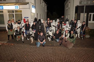 Gruppenfoto nach der Parade mit Michael Rheindorf und ehrenamtlichen Mitgliedern des Kulturvereins Irlandfreunde Leverkusen e.V., der Wupper District Pipe Band e.V. und des Star-Wars-Kostümclubs German Garrison der 501st Legion.  Bild: Rheindorf Stiftungsmanagement GmbH Fotograf: Michael Nagelschmidt