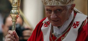 Ex-Papst Benedikt XVI mit dem durchstochenen Katharerkreuz als Symbol für die Vernichtung der Katharer in Europa durch den Vatikan.