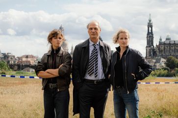Milla Brandis (Lilja van der Zwaag), Peter Schnabel (Martin Brambach) und Leonie Winkler (Cornelia Gröschel), v.l.  (2025) Bild: MDR/MadeFor Film Fotograf: Alina Simmelbauer