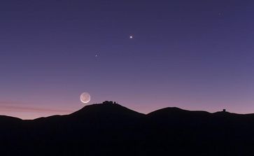 Mondsichel mit aschfahlem Mondlicht über dem Paranal-Observatorium der ESO
Quelle: Bild: ESO/B. Tafreshi/TWAN (twanight.org) (idw)