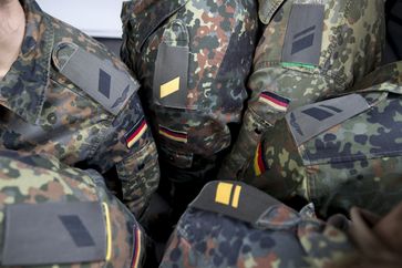 Soldaten mit den neuen Dienstgraden Korporal und Stabskorporal der Teilstreitkräfte posieren gemeinsam in Berlin  Bild: Bundeswehr/Torsten Kraatz Fotograf: Torsten Kraatz