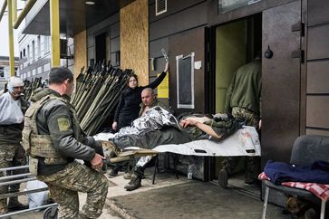 Archivbild: Ukrainische Soldaten tragen einen verwundeten Soldaten in ein Krankenhaus.