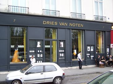 Dries Van Noten ist ein belgischer Modedesigner. Das von ihm 1986 gegründete Modeunternehmen trägt seinen Namen.