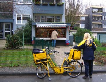 Zustellerin der Deutschen Post AG mit Fahrrad (2007)