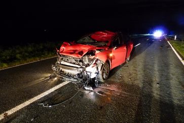 Der völlig zerstörte PKW nach dem Unfall.