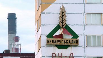 Logo des weißrussischen Düngemittelherstellers "Belaruskali" auf einem Fabrikgebäude. Bild: Sputnik / Egor Eremow