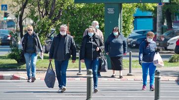 Menschen tragen Masken