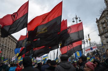 Schwarz-rote Fahnen des KUN bei Demonstrationen des Euromaidan am 1. Dezember 2013 in Kiew.