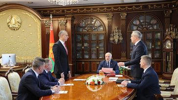 Alexander Lukaschenko (Mitte, sitzend) und Dmitri Krutoi (links, stehend) während der Ernennungszeremonie des neuen Botschafters am 01.08.22 in Minsk. Bild: Belta / Sputnik