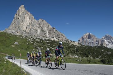 Die Spitzengruppe in der Auffahrt zum Passo Giau.