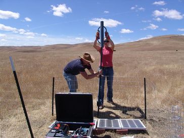 Rebecca Harrington, Geophysikalisches Institut, und Peter Duffner, Schwarzwald-Observatorium Schiltach, errichten eine seismologische Messstation bei Cholame, Kalifornien
Quelle: Foto: Werner Scherer, KIT (idw)