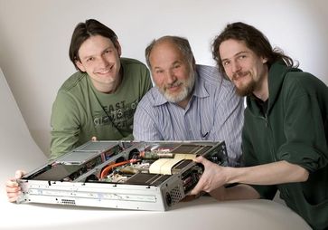 Dr. Mario Lüttich, Karl-Heinz Knauber und Tobias Koske mit dem neuen Grafikkarten-Supercomputer am Max-Planck-Institut für biophysikalische Chemie. Bild: Stark / MPIbpc