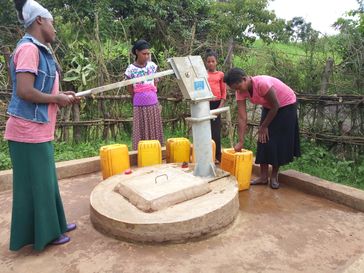Die Stiftung Menschen für Menschen setzt sich seit 40 Jahren im ländlichen Äthiopien dafür ein, den Zugang zu sauberem Wasser zu verbessern. Über 2.700 Wasserstellen wurden bereits gemeinsam mit der lokalen Bevölkerung gebaut.