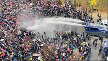 Massive Polizeigewalt wurde am 18.11.2020 gegen friedliche Demonstranten eingesetzt.