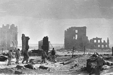Sowjetische Soldaten im zerstörten Stadtzentrum, 2. Februar 1943