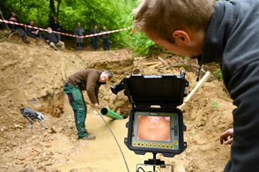 Die Bilder, die die Kamera zeigt, lassen Schemen der Tunneldecke erkennen. Feuchtigkeit erschwert die Sicht. Bild: Volksbund Deutsche Kriegsgräberfürsorge e. V. Fotograf: Uwe Zucchi