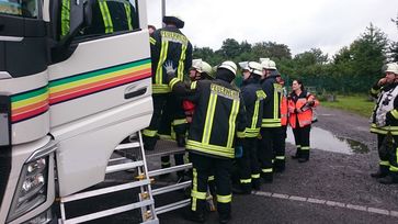 Das Spineboard wird von der Feuerwehr Bergkamen-Rünthe vorgenommen