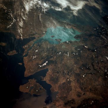 Satellitenaufnahme des Meeres; die deutlich sichtbare Strömung aus dem Bosporus bestimmt die Oberflächenhydrografie des Meeres