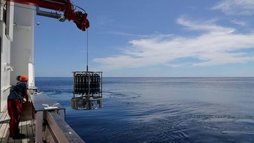 Mithilfe einer so genannten CTD-Rosette können Wissenschaftler die Wassersäule beproben und Parameter wie Salzgehalt, Temperatur, Sauerstoff und Partikeldichte in der Wassersäule messen.Quelle: Foto: MARUM – Zentrum für Marine Umweltwissenschaften, Universität Bremen (idw)