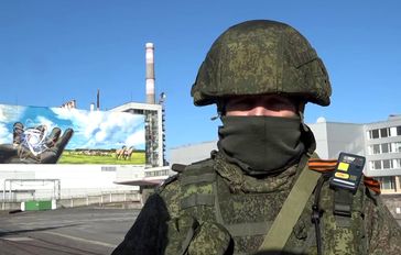 Ein Angehöriger der russischen Streitkräfte im Einsatz am Kernkraftwerk Tschernobyl (2022)