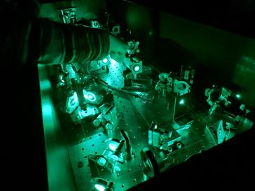 Extrem kurze Laser-Pulse verändern die Elektronenwolken von Molekülen.
Quelle: Foto: MBI (idw)