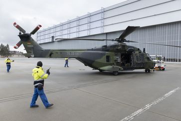 Der NH-90 beim Einschleppen in den Hangar.  Bild: Elbe Flugzeugwerke GmbH Fotograf: Presse- und Informationszentrum AIN
