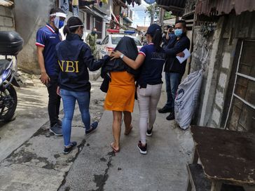 Eine Straftäterin wird während einer Razzia von der Polizei abgeführt.  Bild: "obs/International Justice Mission e.V."